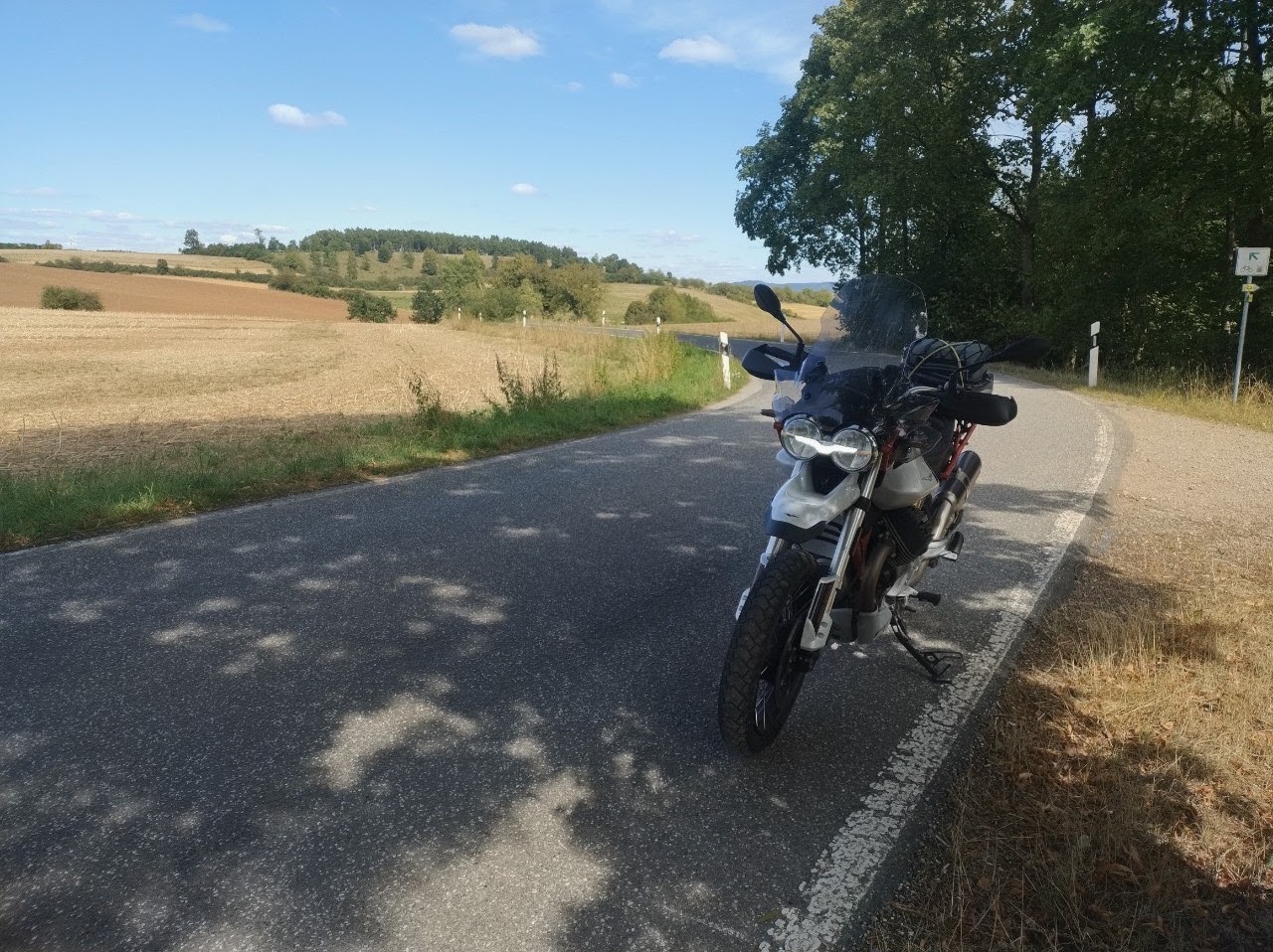 [Bild: moto_guzzi_v85tt_hinfahrt-roehn_1.jpg]