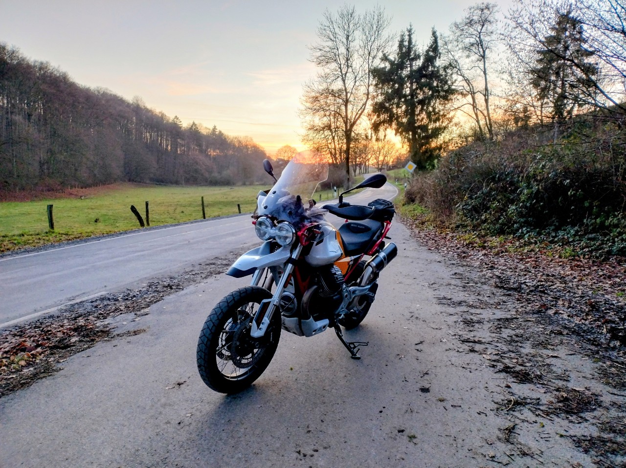 [Bild: moto_guzzi_v85tt_weserbergland_dezember.jpg]